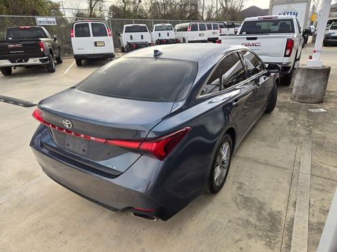 Used 2022 Toyota Avalon XLE image 5