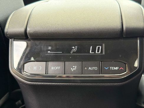 Used 2021 Toyota Highlander XLE AWD/4WD image 32