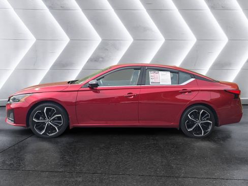 Used 2023 Nissan Altima 2.5 SR w/ SR Premium Package FWD image 2