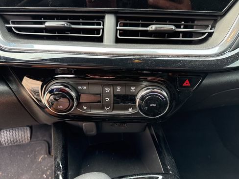 Used 2025 Chevrolet Trax RS image 24