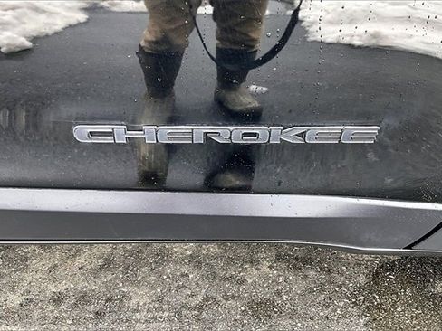 Used 2023 Jeep Cherokee Altitude Lux image 32