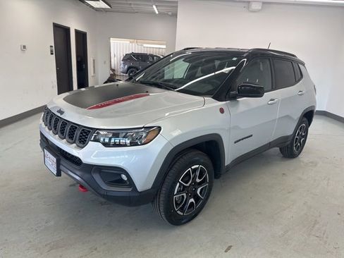 Used 2025 Jeep Compass Trailhawk AWD/4WD image 4