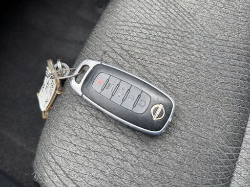Used 2025 Nissan Rogue SV FWD image 21