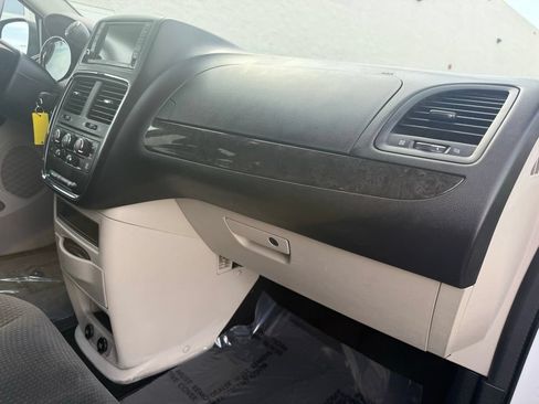 Used 2018 Dodge Grand Caravan SE w/ UConnect Hands-Free Group FWD image 54