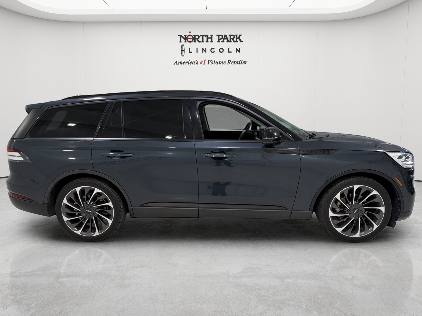 Used 2023 Lincoln Aviator Reserve w/ Equipment Group 201A AWD/4WD image 6