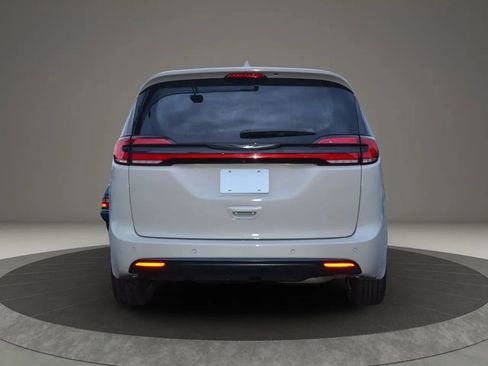 Used 2021 Chrysler Pacifica Touring w/ S Appearance Package image 12