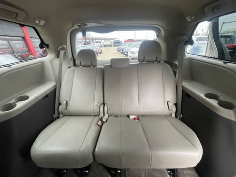 Used 2016 Toyota Sienna Limited image 23