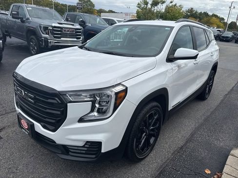 Used 2022 GMC Terrain SLE w/ Driver Convenience Package image 3