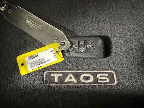 Used 2022 Volkswagen Taos SE image 29