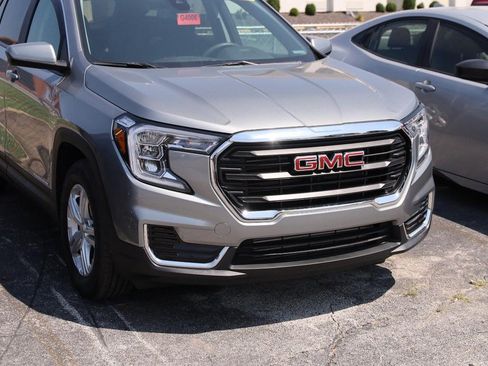 Used 2024 GMC Terrain SLE FWD image 2