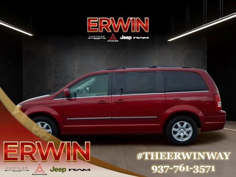 Used 2010 Chrysler Town & Country Touring FWD image 4