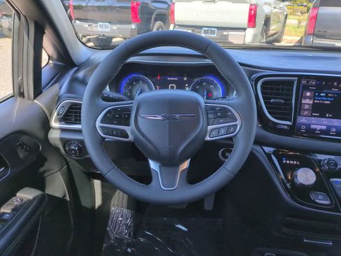 Used 2025 Chrysler Pacifica Select image 16