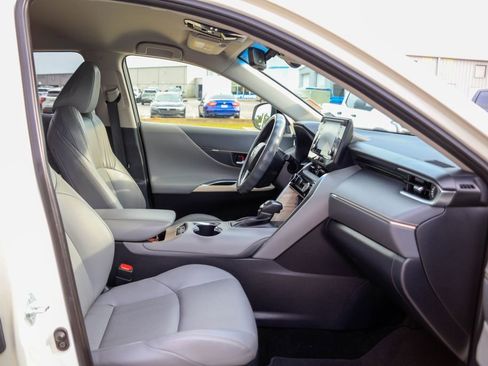 Used 2021 Toyota Venza XLE w/ Softex Package image 9