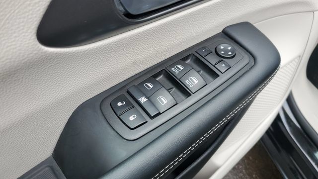 Used 2024 Chrysler Pacifica Touring-L FWD image 7
