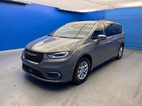 Used 2022 Chrysler Pacifica Touring-L FWD image 4