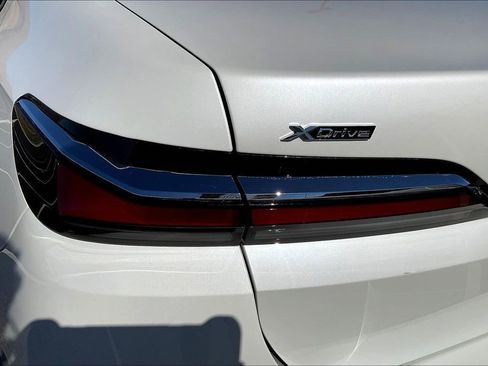 Used 2025 BMW 760i xDrive w/ Premium Package image 23