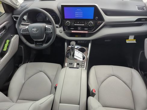 New 2026 Toyota Highlander Platinum image 9