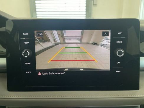 Certified 2025 Volkswagen Taos SE w/ Panoramic Sunroof Package image 19