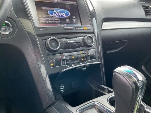 Used 2016 Ford Explorer XLT w/ Equipment Group 202A AWD/4WD image 32