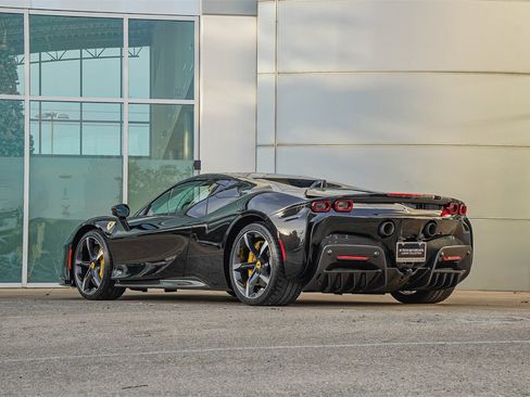 Used 2023 Ferrari SF90 Spider image 15