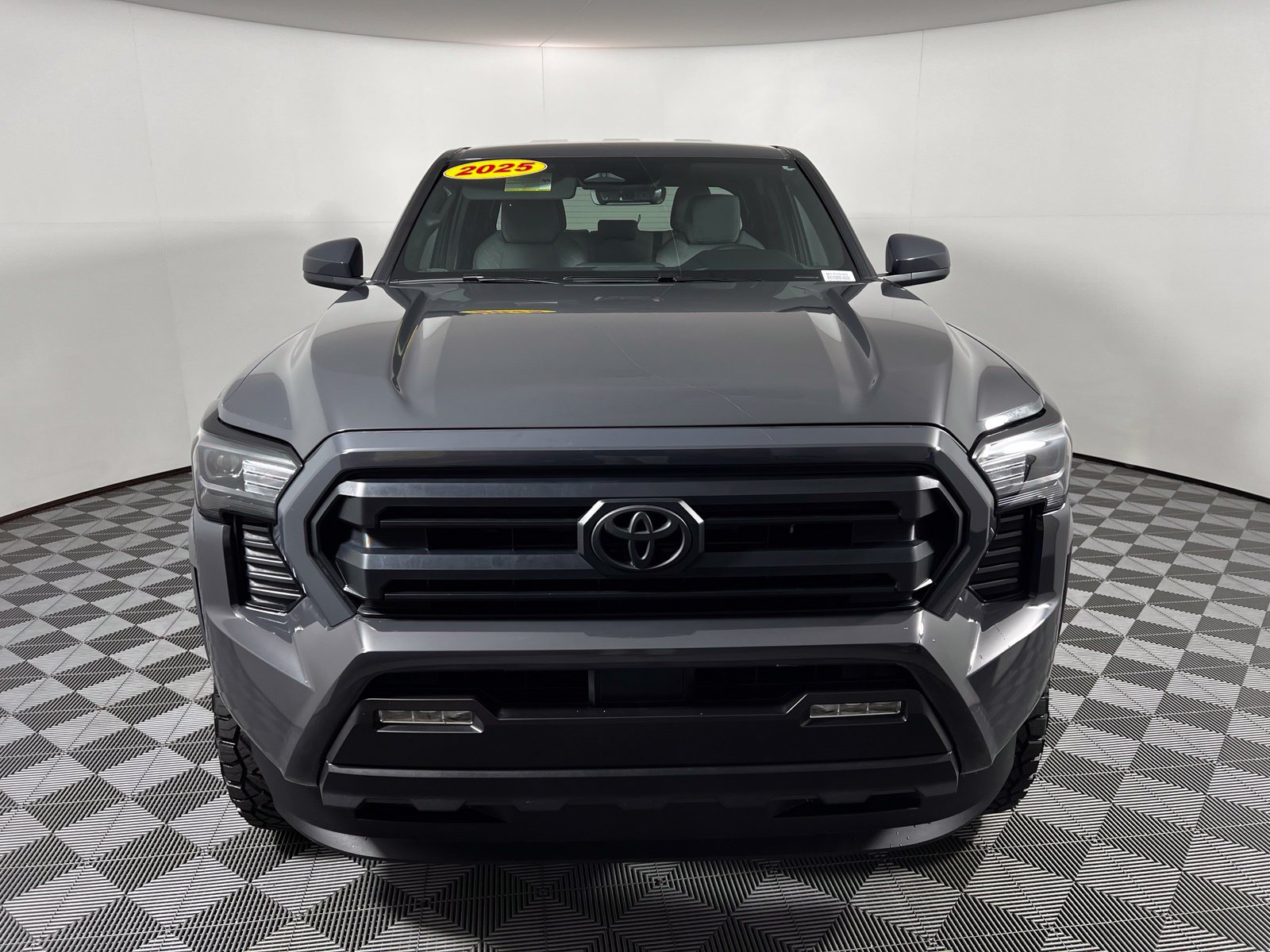 Certified 2025 Toyota Tacoma SR5 AWD/4WD image 2