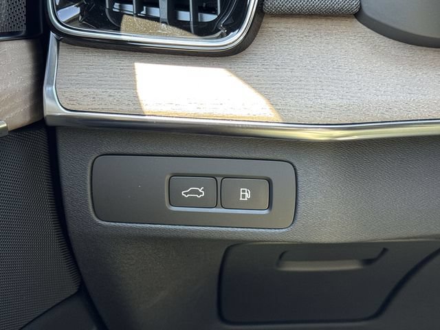 New 2026 Volvo XC90 T8 Plus w/ Protection Package Premier AWD/4WD image 18