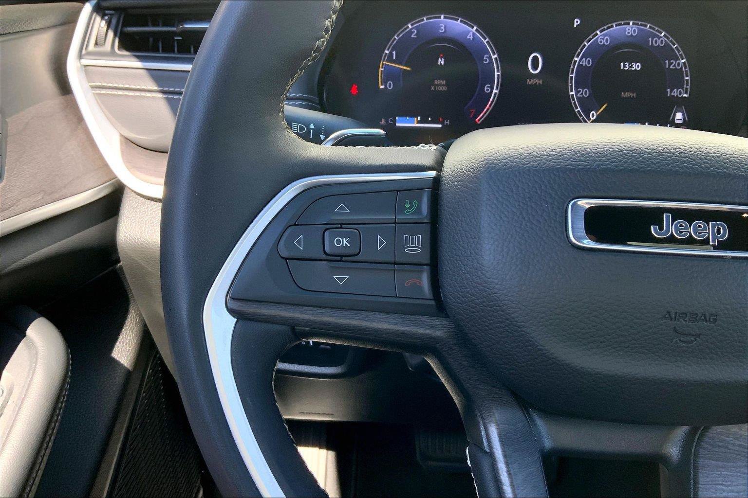 Used 2024 Jeep Grand Cherokee Limited w/ Luxury Tech Group II AWD/4WD image 17