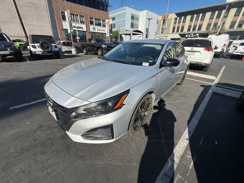 Used 2024 Nissan Altima 2.5 SR FWD image 1