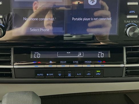 Used 2024 Toyota Sienna LE image 26