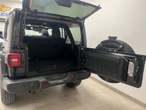 Used 2025 Jeep Wrangler Unlimited Sahara AWD/4WD image 20
