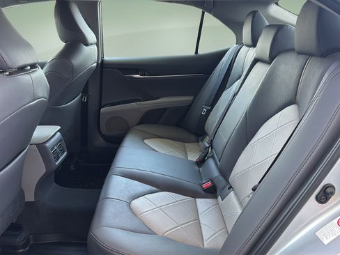 Used 2018 Toyota Camry XLE FWD image 18