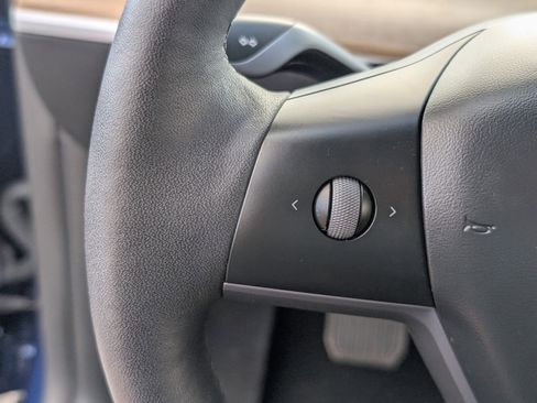 Used 2024 Tesla Model Y 2WD image 31