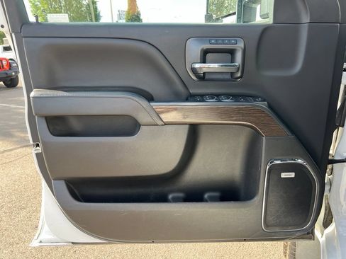 Used 2018 GMC Sierra 2500 Denali w/ Duramax Plus Package AWD/4WD image 9