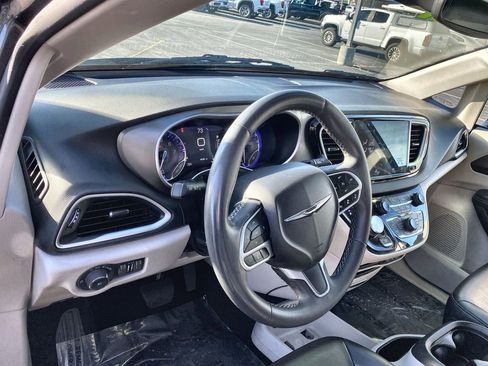 Used 2023 Chrysler Pacifica Touring-L FWD image 10