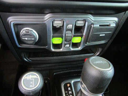 Used 2021 Jeep Gladiator Overland w/ Dual Top Group AWD/4WD image 44