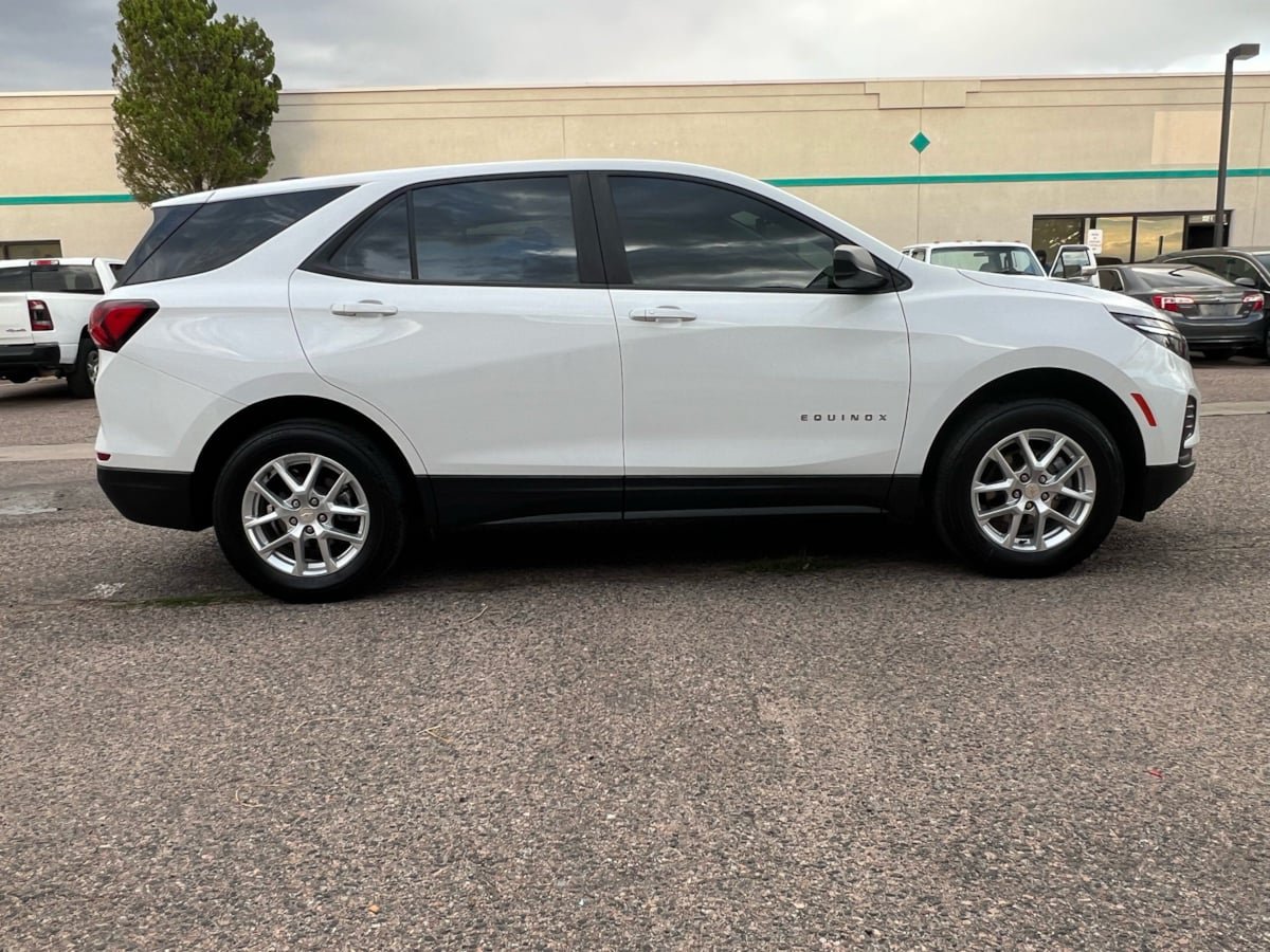 Used 2024 Chevrolet Equinox LS AWD/4WD image 2