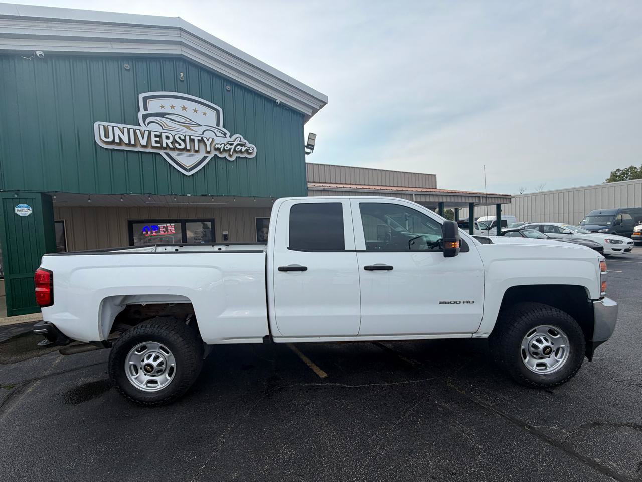 Used 2019 Chevrolet Silverado 2500 W/T AWD/4WD image 2