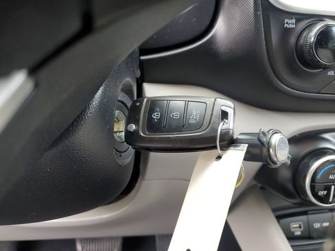 Used 2023 Hyundai Venue SEL FWD image 25