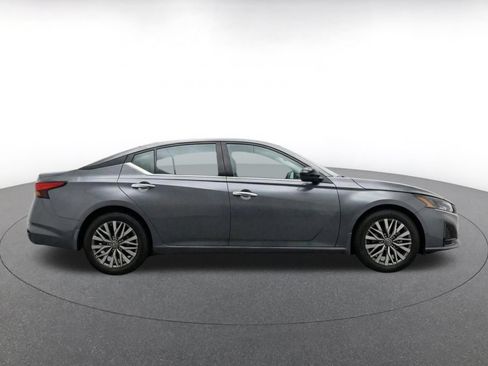 Used 2025 Nissan Altima 2.5 SV FWD image 10
