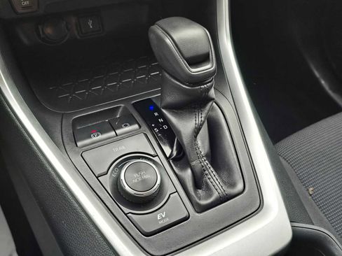 Used 2022 Toyota RAV4 LE image 24