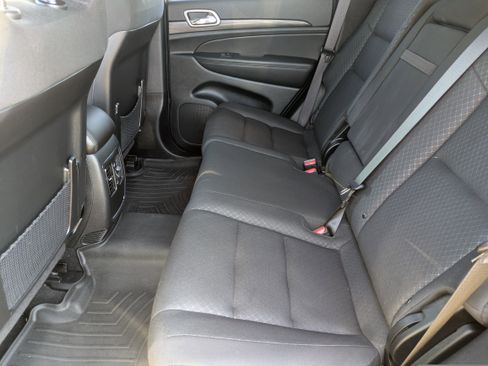 Used 2021 Jeep Grand Cherokee Laredo image 14