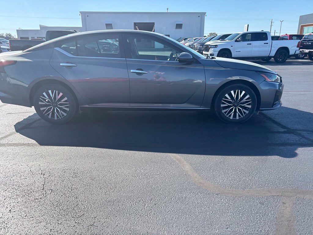 Used 2023 Nissan Altima 2.5 SV w/ SV Premium Package AWD/4WD image 11