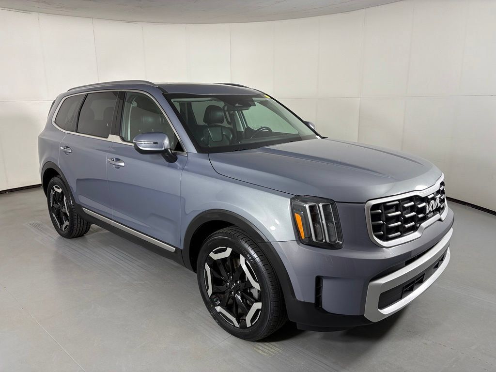 Used 2025 Kia Telluride S FWD image 2