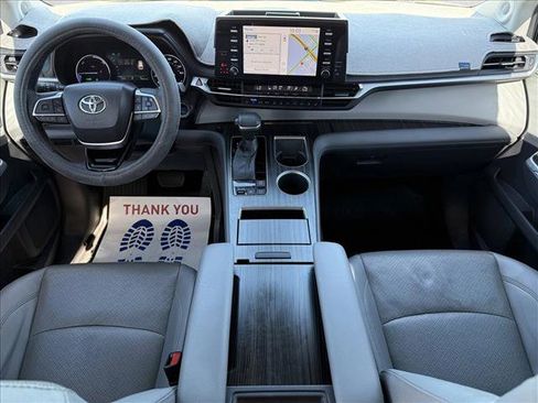 Used 2022 Toyota Sienna Limited image 14