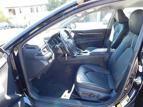 Used 2024 Toyota Camry SE image 11