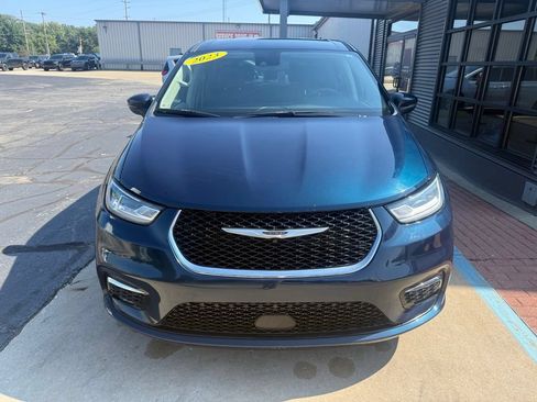 Used 2023 Chrysler Pacifica Touring-L FWD image 2