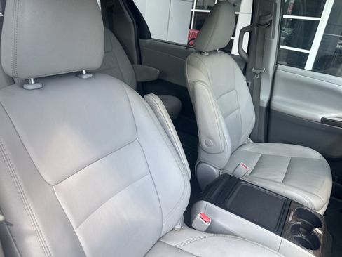 Used 2015 Toyota Sienna XLE Premium FWD image 39