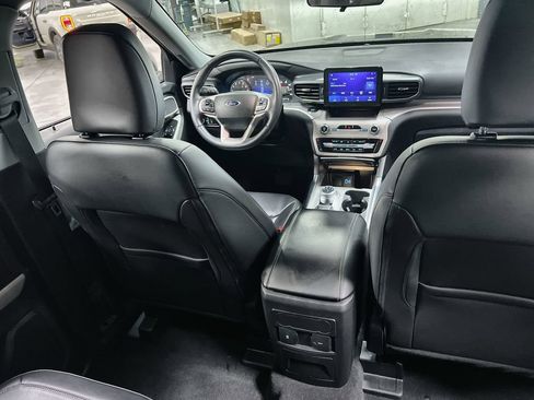 Used 2023 Ford Explorer XLT w/ Equipment Group 202A AWD/4WD image 19