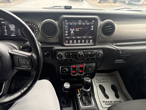Used 2021 Jeep Gladiator Willys image 24