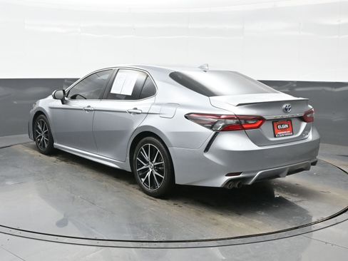 Used 2023 Toyota Camry SE image 4